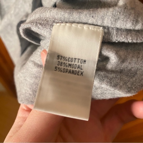 Kenneth Cole Fitted V-Neck T-Shirt with Gray Sparkle Leopard Print - Picture 5 of 6